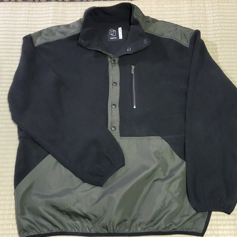 Original Use black and green pullover